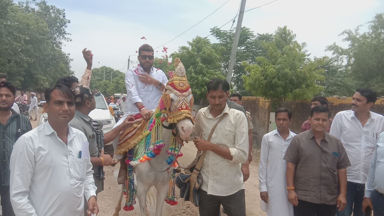 विधायक प्रशांत बैरवा को घोड़ी पर बिठाकर स्वागत सत्कार किया