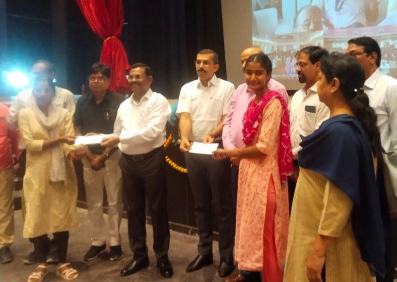 राजकीय कन्या महाविद्यालय पीपलू में अध्ययनरत बीए तृतीय वर्ष की छात्रा नीतू नायक को एक लाख रुपए का पुरस्कार मिला।
