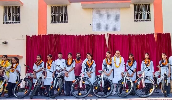 सर्वाधिक अंक प्राप्त करने वाली छात्राओं एवं छात्रों को साइकिलों का वितरण किया।