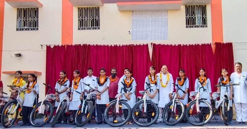 सर्वाधिक अंक प्राप्त करने वाली छात्राओं एवं छात्रों को साइकिलों का वितरण किया।