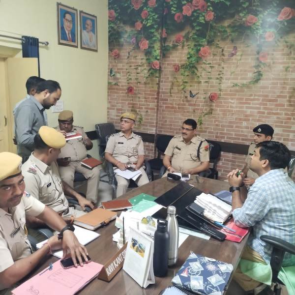 निर्वाचन अधिकारी रविकांत सिंह ने पुलिस उपअधीक्षको व थानाधिकारियों की ली बैठक।