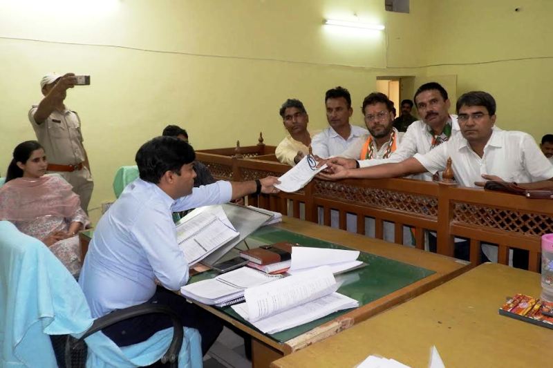 कांग्रेस प्रत्याशी प्रशांत बैरवा ने विधानसभा चुनाव 2023 को लेकर नामांकन दाखिल किया।