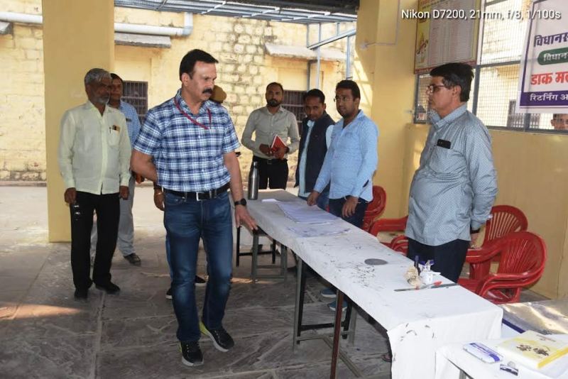 निवाई विधानसभा चुनाव पर्यवेक्षक ने किया मतदान अधिकारियों के प्रशिक्षण का निरीक्षण।
