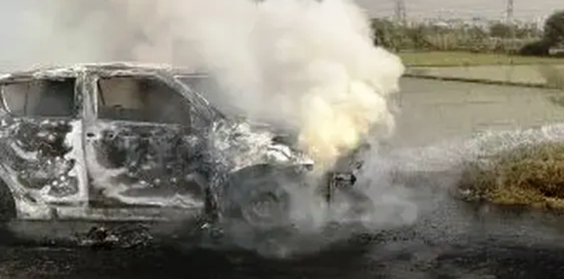 कार में आग लगने से मौके पर एक व्यक्ति की मौत।