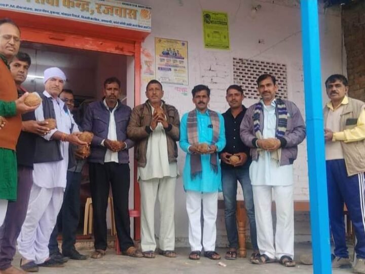 भाजपा (BJP) की जीत पर कार्यकर्ताओं ने मंदिरों में चढाएं श्रीफल